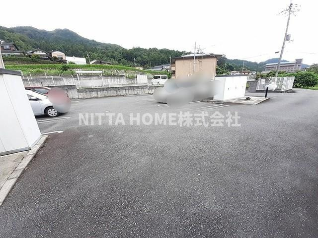 アボンデーレ　Bの駐車場|敷地内に駐車場も完備★