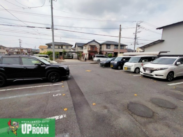 プリミエール下山の駐車場