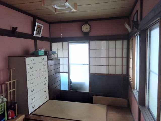 売中古戸建　富士市大淵の和室|大きい窓があるので明るい空間でのびのびと生活できます。畳は柔らかいので子供を遊ばせても安全ですね。