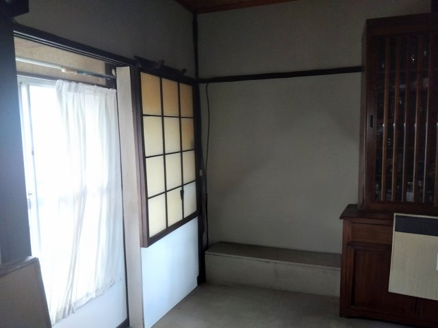 売中古戸建　富士市大淵の和室|窓からお部屋にやわらかな陽光が注ぎます。趣味の時間を楽しむ特別な空間としてもご利用いただけます。