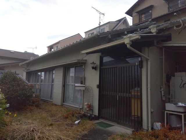 売中古戸建　富士市大淵の外観|窓には雨戸が付いています。防犯面・プライバシーに配慮されています。