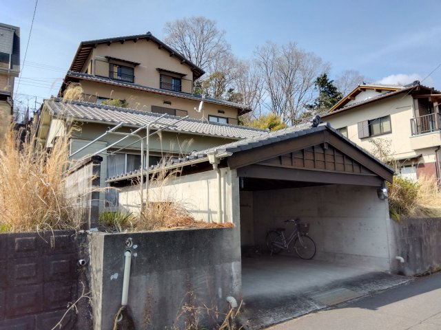 売中古戸建　富士市大淵の前面道路含む現地写真|掘り込み車庫になっています。大切なお車を雨風・紫外線から守れます。