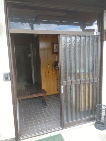 売中古戸建　富士市大淵の玄関|玄関は引き戸なので荷物の出し入れが楽です。風の入れ替えも出来て便利です。