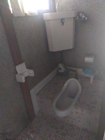 売中古戸建　富士市大淵のトイレ|トイレには窓があり明るい室内です。コンパクトな設計で空間を広く感じさせるデザインになっています。