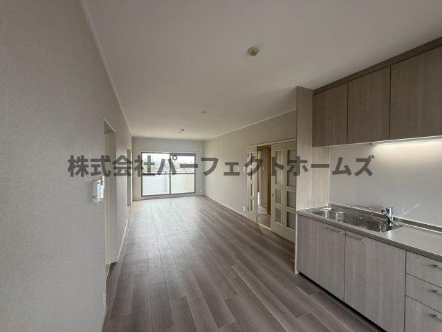 Orient Residence Suehirochoの居間・リビング|こちらのリビングで趣味の時間をお楽しみください