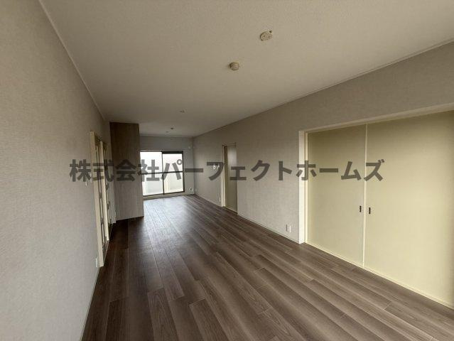 Orient Residence Suehirochoの居間・リビング|こちらのリビングで趣味の時間をお楽しみください