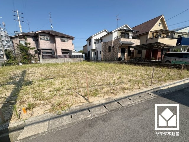 西宮市甲風園3丁目の外観|最寄りの阪急今津線「門戸厄神駅」までは傾斜が少ないほぼ平担な道のりで、自転車やベビーカーでの移動もスムーズになります。