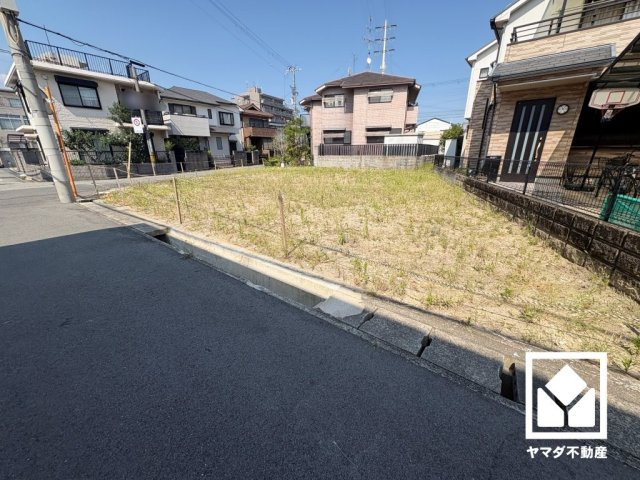 西宮市甲風園3丁目の外観|「いかりスーパーマーケット門戸店」まで徒歩4分、「ローソン西宮門戸荘店」まで徒歩6分、「ドラッグストアライフォート門戸店」まで徒歩8分など、お買い物施設が徒歩圏内に複数あり便利な住環境です。