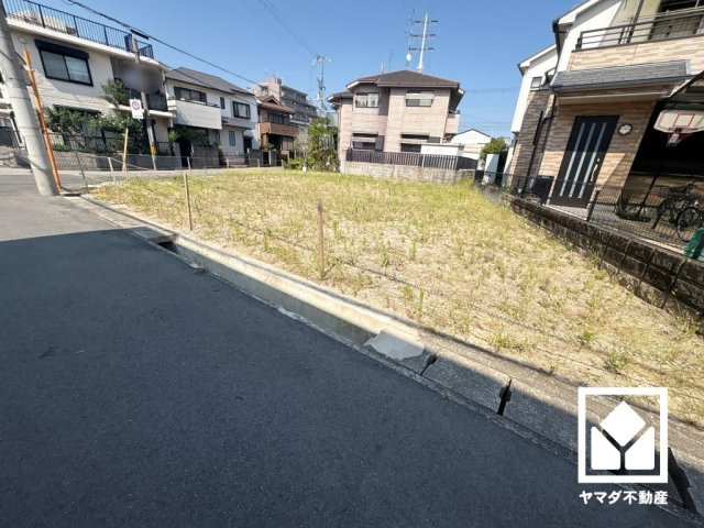西宮市甲風園3丁目の外観|平坦な敷地が広がる「北口町1号公園」まで徒歩5分（約400m）。北側には歩道を挟んで「北口町2号公園」もあり、お子様の年齢や遊び方に応じて使い分けがしやすい環境で、子育て世帯の方にもお勧めです。
