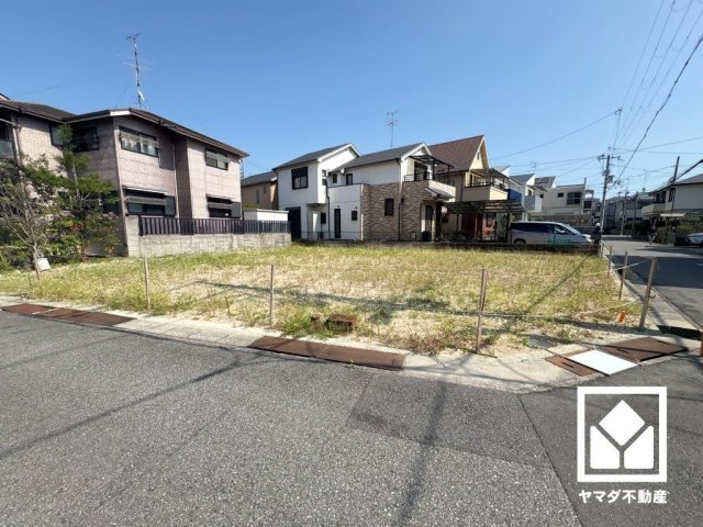 西宮市甲風園3丁目の外観|周囲にはすでに建物が建っていますので、実際の採光状況や窓の位置なども事前にご確認いただけます。