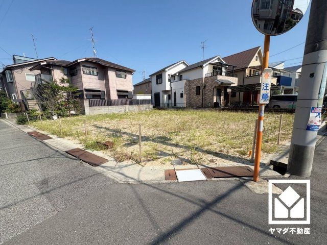 西宮市甲風園3丁目の外観|平担地につき建築コストが抑えられ、建物設計の自由度が高まります。バリアフリー設計にも適しています。