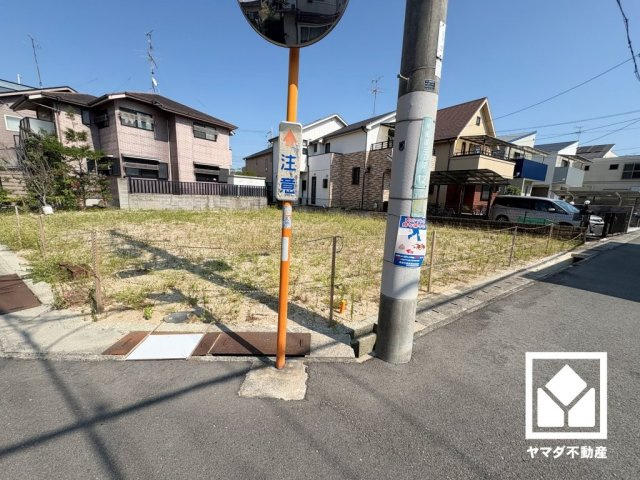 西宮市甲風園3丁目の外観|余裕のある北側間口約14.8m、西側間口12.8mで、駐車スペースや玄関アプローチが確保しやすく、間取りの自由度が高まります。