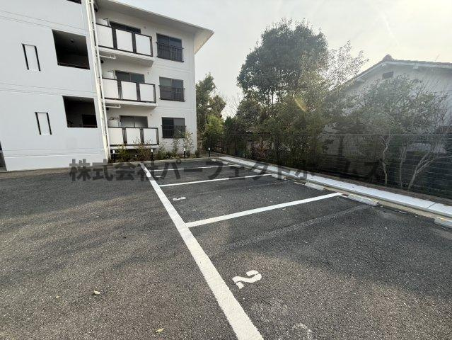 Orient Residence Suehirochoの駐車場|駐車場があるので、車を買う予定の方も安心です