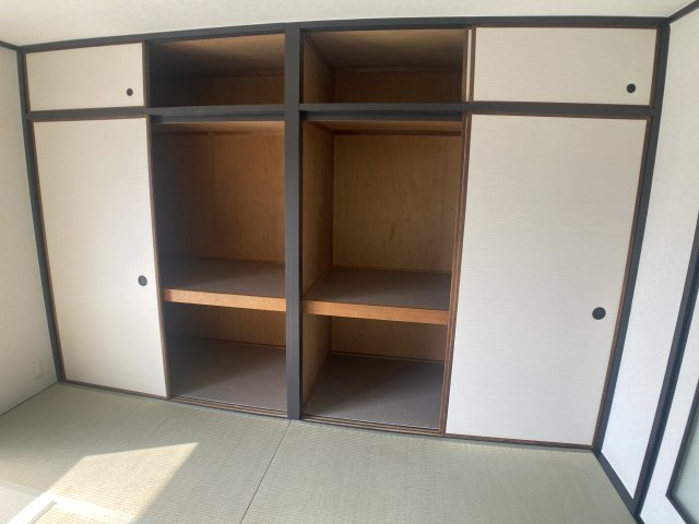 ひよどり台7団地33号棟の収納|壁一面の非常に大きな収納が魅力的、各部屋に収納完備