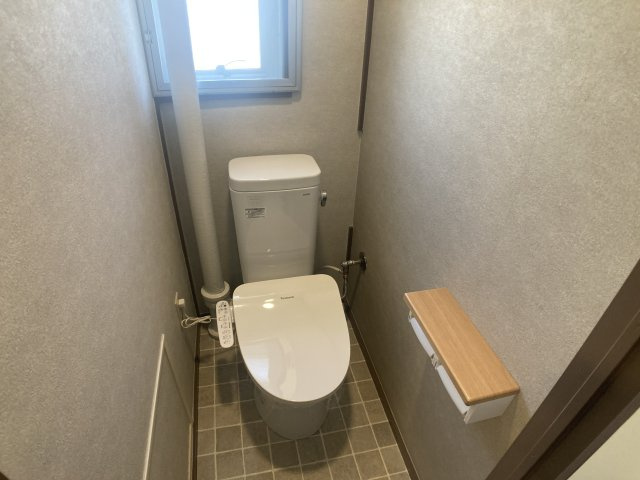 ひよどり台7団地33号棟のトイレ|温水洗浄便座付きトイレ、小窓も完備
