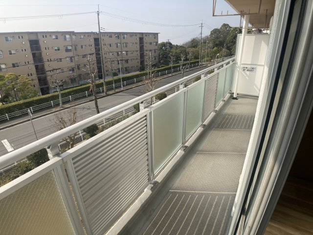ひよどり台7団地33号棟のバルコニー|日当たり良好の明るいバルコニー