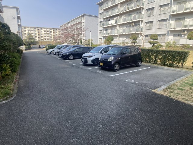ひよどり台7団地33号棟の駐車場|敷地内駐車場も平面で空き有り、広々してます