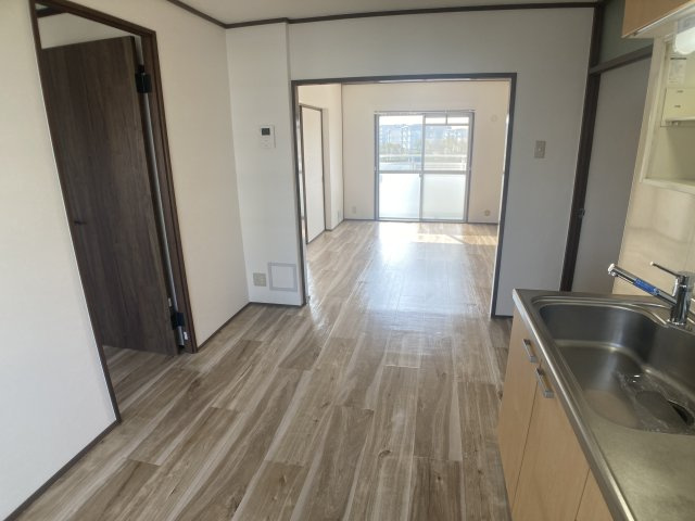 ひよどり台7団地33号棟の居間・リビング|ご覧の明るさ日当たり良好のリビングスペース