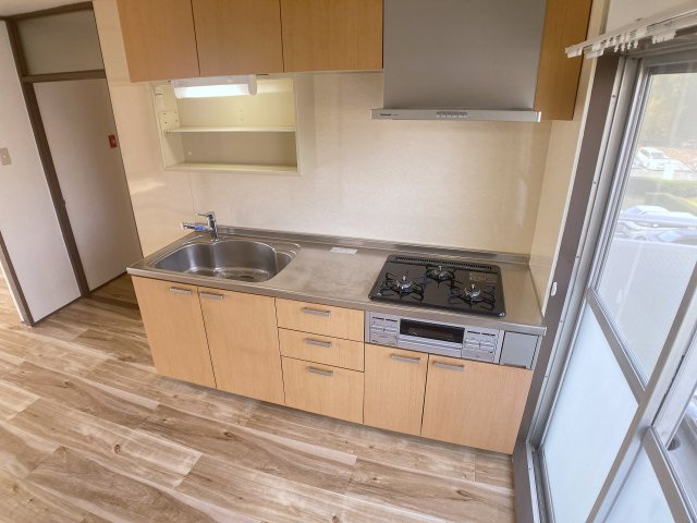 ひよどり台7団地33号棟のキッチン|システムキッチン、3口ガスコンログリル付