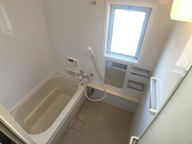 ひよどり台7団地33号棟の浴室|追焚機能付バスルーム、小窓も完備してます