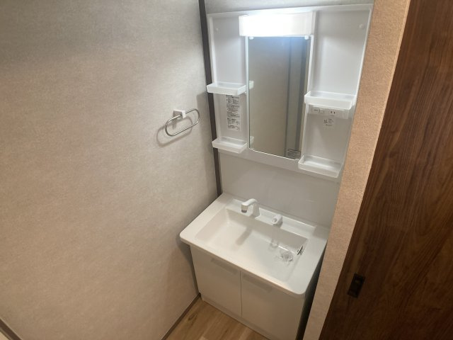 ひよどり台7団地33号棟の洗面所|シャワー付きの独立洗面台