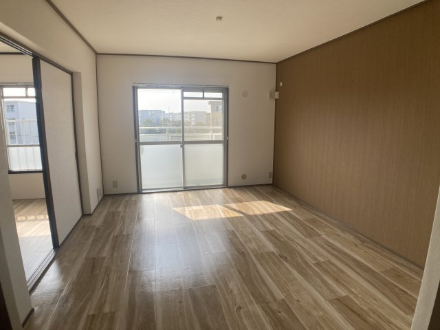 ひよどり台7団地33号棟の居間・リビング|リビングの壁紙がアクセントクロスでお洒落