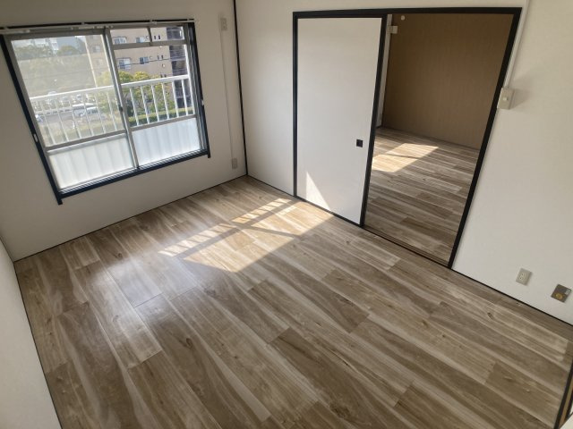 ひよどり台7団地33号棟の内装|6帖の洋室、各部屋非常に明るいです