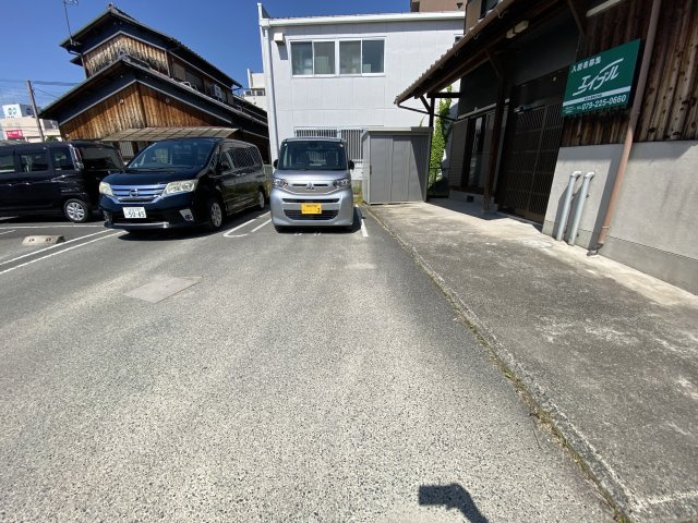 田寺1丁目貸家の駐車場