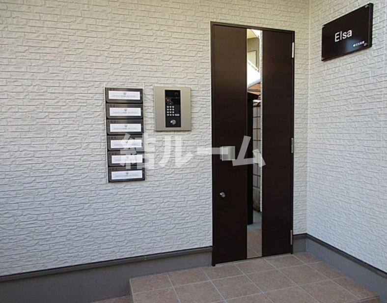 豊島区千早２丁目のアパートのエントランス