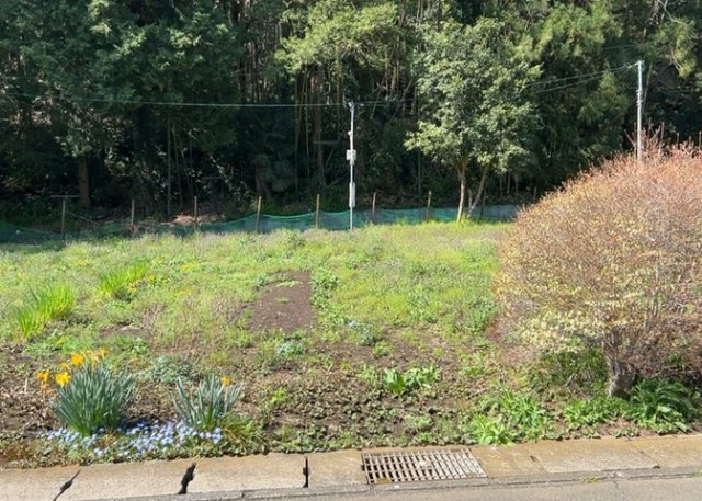 【外観】 | 土地購入を検討されている場合、境界杭がない状態で購入してしまうと境界確定測量をする必要があり、費用がかかります。購入の前に、売主、隣土地所有者立ち合いのもと境界を確定し境界杭を設置するのがベストです。