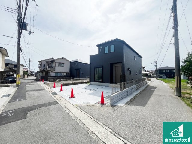 加古郡播磨町二子　25-1期　新築一戸建ての前面道路含む現地写真|周辺は閑静な住宅街！前面道路広々で車の出し入れも便利です。駐車が苦手な方でも安心して車庫入れできます！