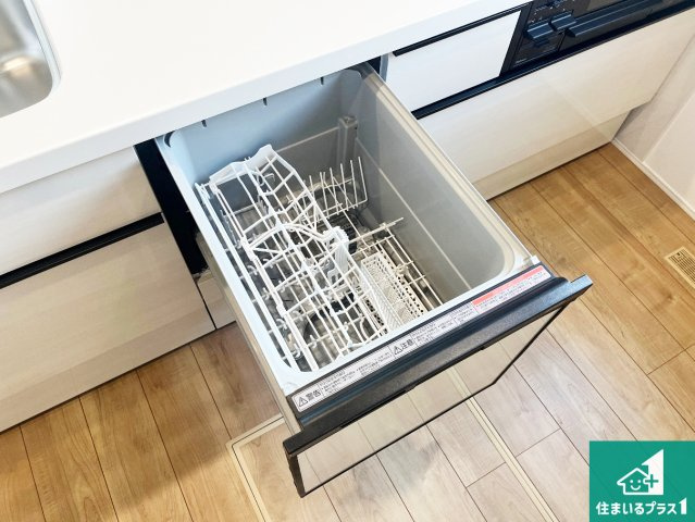 加古郡播磨町二子　25-1期　新築一戸建ての設備|食事後の一仕事、食器洗いをボタン一つでお任せできちゃいます！場所を取らないビルトイン式なので、お料理スペースもしっかり確保！