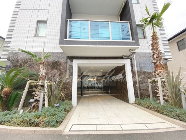 茅ヶ崎市本宿町の賃貸マンションのエントランス