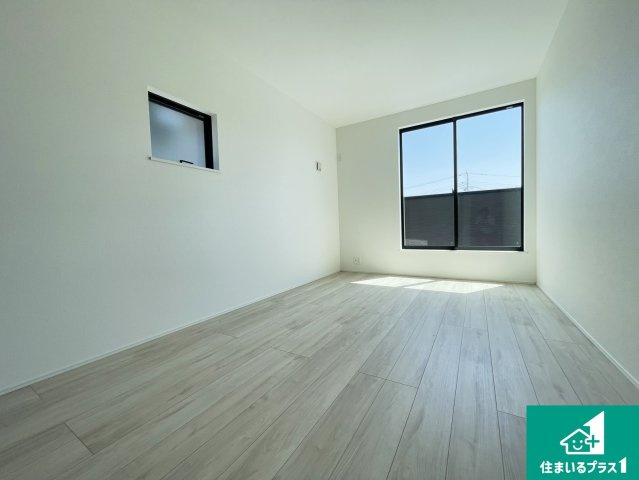 東近江市長勝寺町　第1期　新築一戸建ての洋室|寝室は心地よい眠りについてもらいたくて、シンプルかつ開放的な空間な設計にしています！大きな窓から差し込む日が心地いいです♪