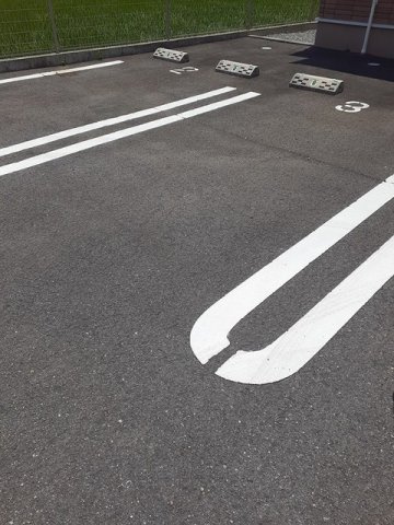 パーク　アクシスオスト　Ａの駐車場|駐車場があるので、車を買う予定の方も安心です