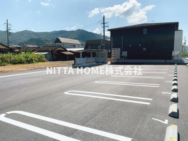 舞鶴市字上安のアパートの駐車場|屋根付きの駐輪場は無料です◎