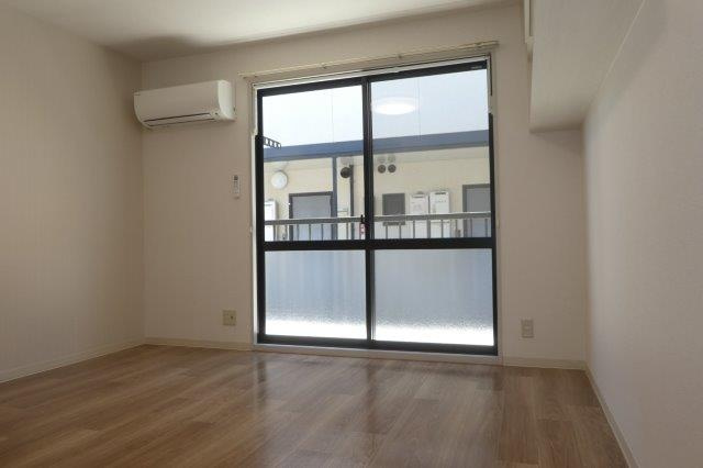 コロニーＫ　Ｂの居間・リビング|洋室