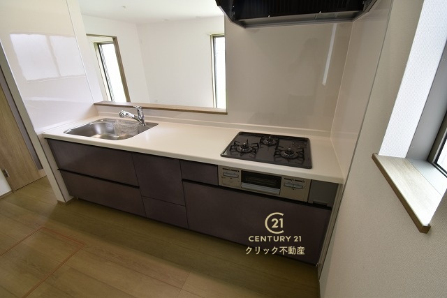 ハートフルタウン 　ひたちなか市足崎1474番　Cのキッチン|対面式システムキッチンは料理中や後片づけの間も会話が楽しめ、家族に一体感が生まれます。十分な広さのキッチンなら、家族での分担作業もはかどりそう！（写真は完成イメージ）