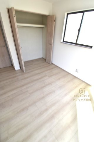 ハートフルタウン 　ひたちなか市足崎1474番　Cの洋室|折戸を開くと壁面クローゼット。衣類が横一列に並ぶためひと目で洋服が選びやすい！衣類をたくさんお持ちの方もスッキリ片付きます♪（写真は完成イメージ）