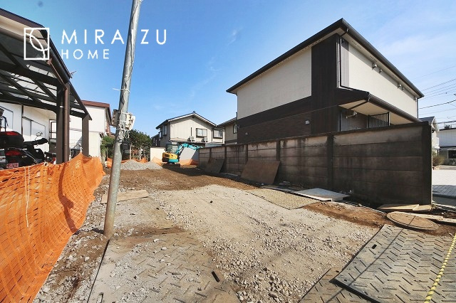 【外観】 | 青く澄み渡った綺麗な空と、陽の光をたっぷりと受ける、そんな新築住宅で新生活をスタートしてみませんか？見学・ご相談等、ミライズホーム(株)までお気軽にご連絡下さい。