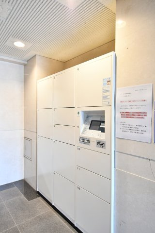 クラーク春日部壱番館の設備|不在時でも24時間荷物を受け取れる宅配ボックス付き。再配達の手間を省き、ネットショッピングも快適に楽しめます。共働き世帯や外出の多い方には欠かせない設備が整っています。