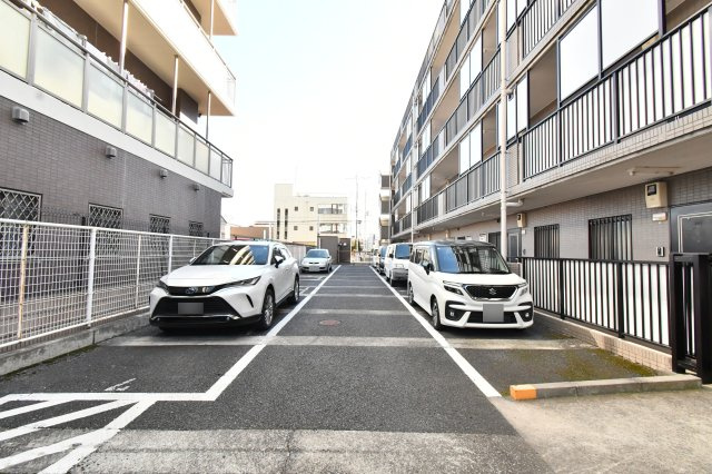 クラーク春日部壱番館の駐車場|敷地内に確保された平置き駐車場 。出し入れがスムーズで、大きめのお車をお持ちの方も安心です。車通勤や週末のドライブなど、アクティブな生活を支えます。