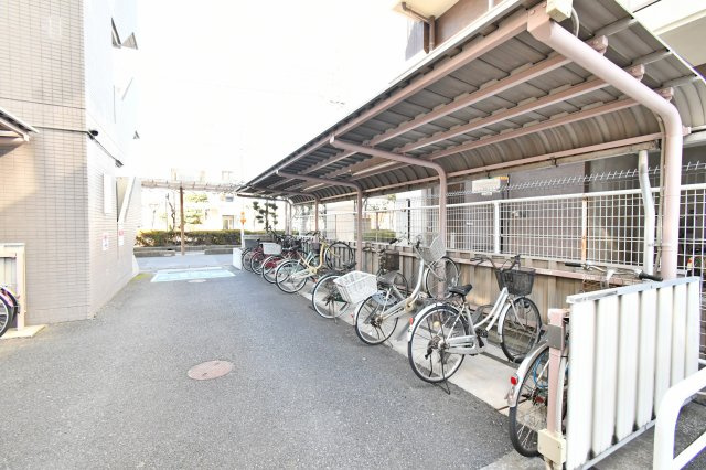クラーク春日部壱番館の駐輪場|屋根付きで大切な自転車を雨風から守る駐輪場。1住戸につき1台まで無料で利用できるのも嬉しいポイントです。平坦な道のりが多い春日部エリアでは、自転車があると日々の買い物がさらに便利になります。