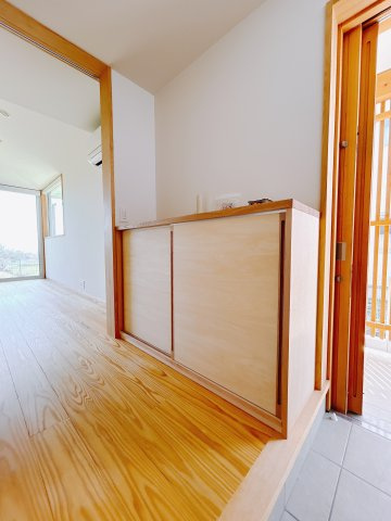 【中古戸建】高崎市箕郷町矢原の玄関|■玄関｜ご家族の靴がたくさんしまえる下駄箱付き。お子様の靴がこれから増えても安心な大きさです。