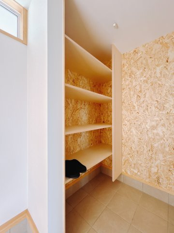 【中古戸建】高崎市箕郷町矢原の収納|■SIC｜土間続きの収納♪靴はもちろん、汚れやすいベビーカーやアウトドア用品など拭かずにしまえてうれしい♪アクセントクロスでおしゃれな印象もプラス☆彡