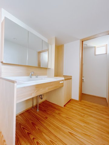 【中古戸建】高崎市箕郷町矢原の独立洗面台|■洗面室｜大きな鏡で朝の身支度もラクラク♪毎日の忙しい準備が楽しくなる洗面所です(^^♪