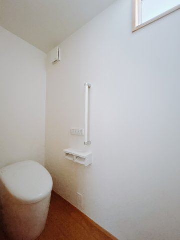 【中古戸建】高崎市箕郷町矢原のトイレ|■トイレ｜シンプルな白を基調としたトイレになっています♪窓付きなので、換気もできいつでも綺麗を保てます！