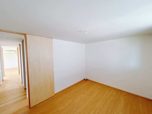 【中古戸建】高崎市箕郷町矢原の洋室|■洋室｜ナチュラルカラーの床です。模様替えなどとても楽しく工夫できます♪陽当たり、風通しもとても良いので毎日快適な生活スタートです！子供部屋にも良いですね♪