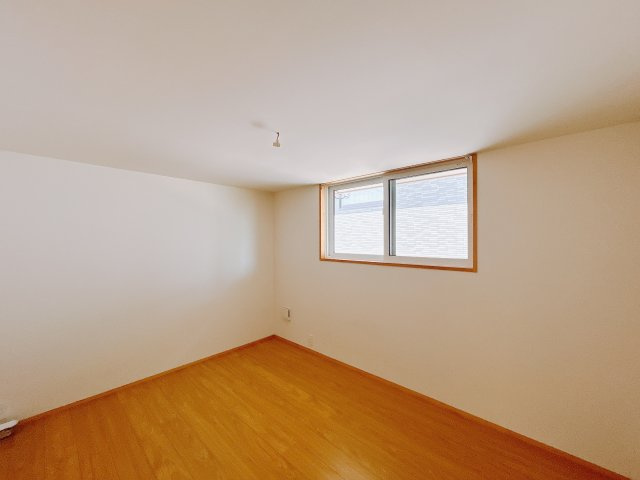 【中古戸建】高崎市箕郷町矢原の洋室|■洋室｜お子様の一人部屋にピッタリな洋室。木のぬくもりを感じるフローリングは、天然木の味わいが時とともに深みを増していきます。また、傷にも強く、フリーワックスでお手入れもラクラクです♪