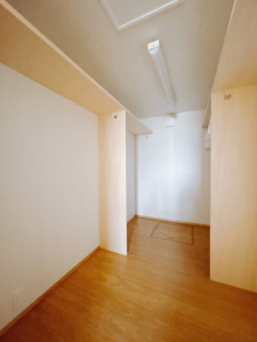 【中古戸建】高崎市箕郷町矢原の収納|■WIC｜お気に入りのお洋服もシワを作らずきれいに管理ができる夢のウォークインクローゼット！今お使いの収納ケースもスッポリそのまま収まる広さです♪